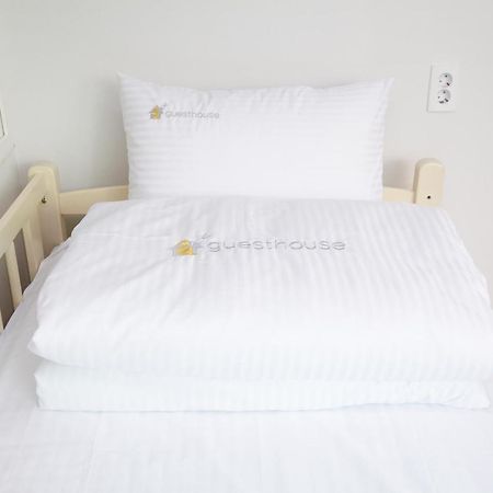 24 Guesthouse Sinchon Hongdae Szöul Szoba fotó