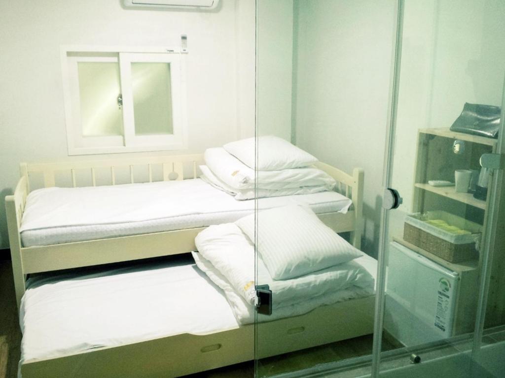 24 Guesthouse Sinchon Hongdae Szöul Szoba fotó