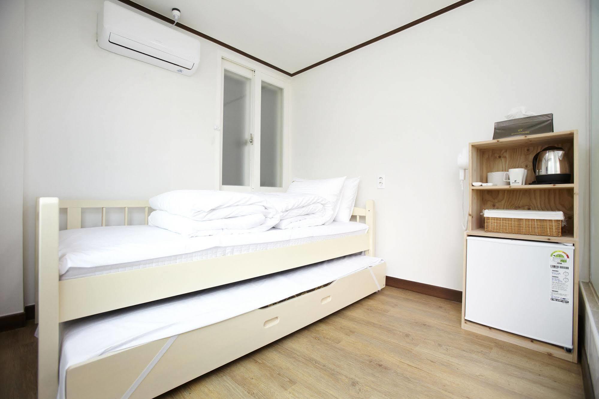 24 Guesthouse Sinchon Hongdae Szöul Kültér fotó