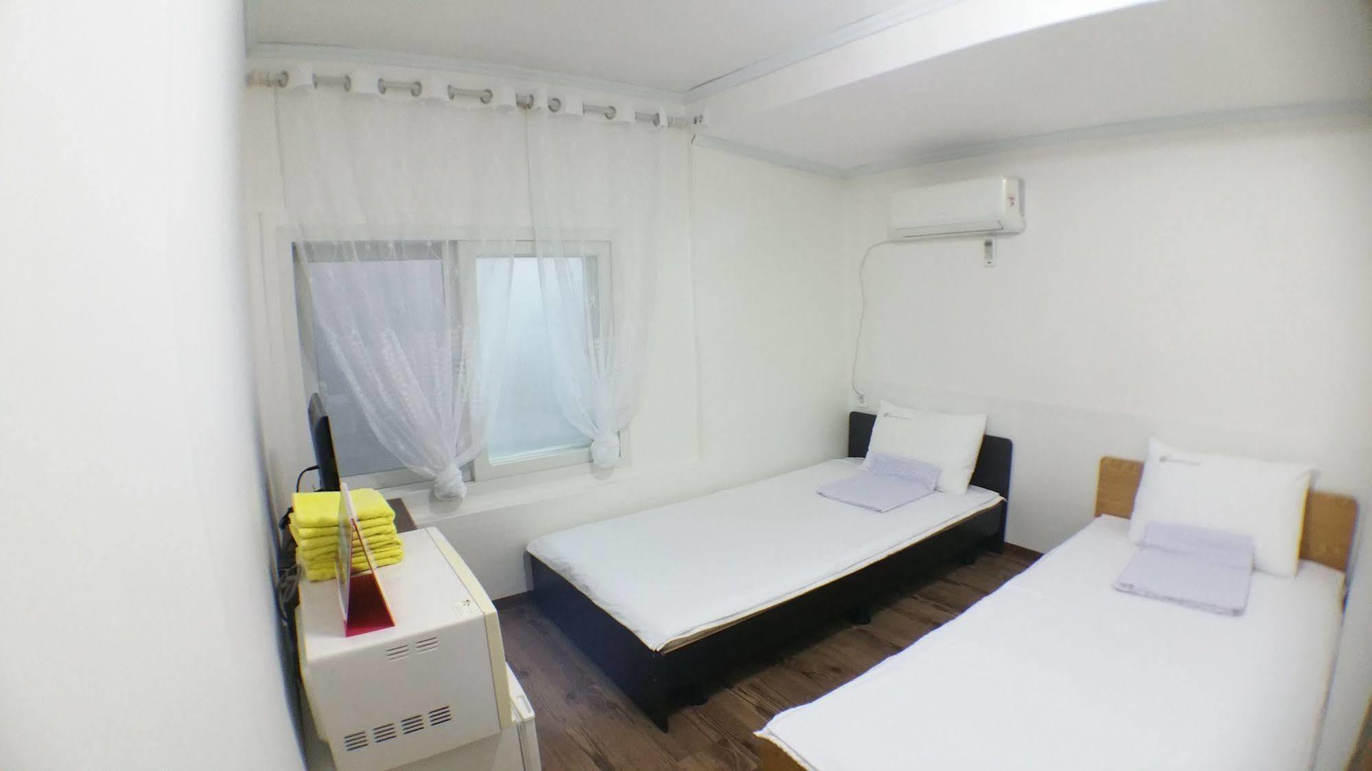 24 Guesthouse Sinchon Hongdae Szöul Kültér fotó