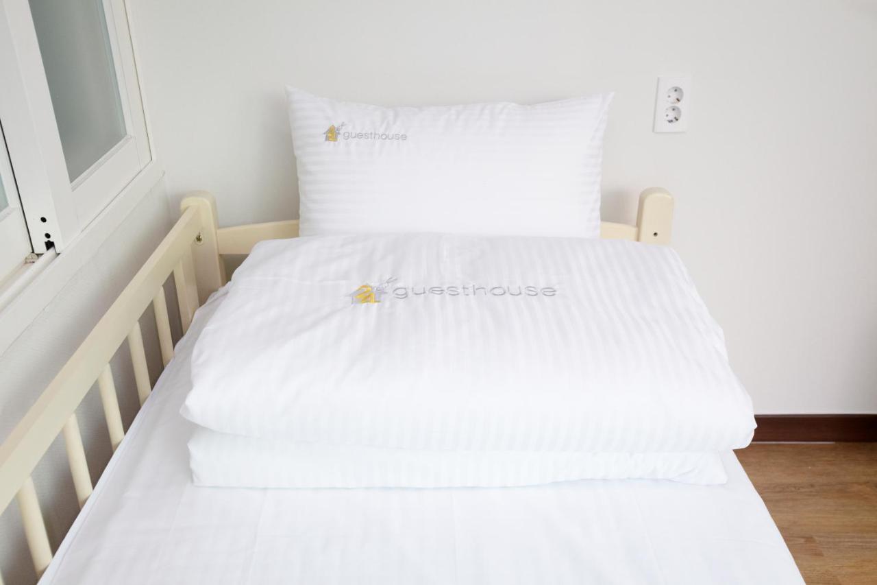 24 Guesthouse Sinchon Hongdae Szöul Szoba fotó