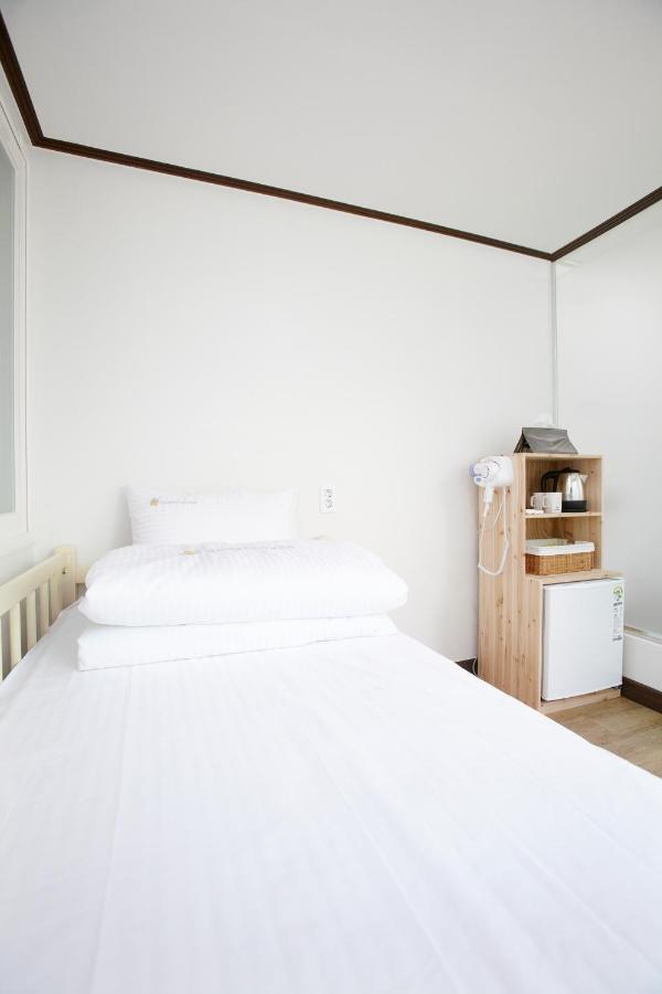 24 Guesthouse Sinchon Hongdae Szöul Kültér fotó